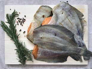 Лаваш со вкусом чеснока: Камбала камчатская вяленая с икрой