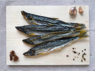 Лаваш со вкусом чеснока: Корюшка вяленая без икры