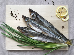 Лаваш со вкусом чеснока: Корюшка вяленая с икрой