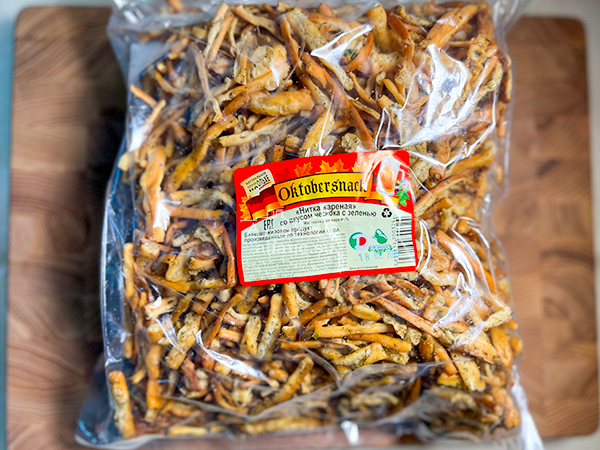 Нитка ЖАРЕНАЯ "Чеснок с зеленью" Oktobersnack 1 кг (сырный продукт) в Находке