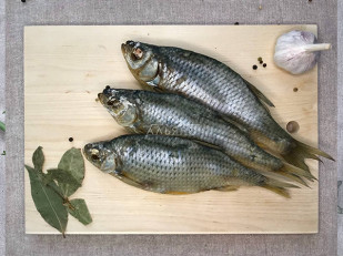 Лаваш со вкусом чеснока: Красноперка вяленая